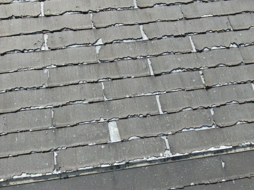 パミール屋根に塗装は厳禁！剥離の原因と後悔しない補修方法